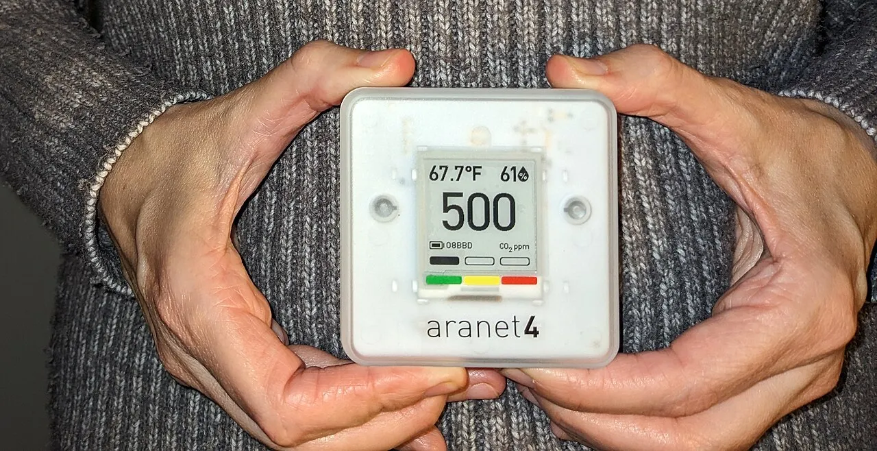 Aranet4 CO2 monitor showing CO2 concentration, temperature and humidity